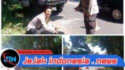Kapolsek Kabat Bersama Jajaran Lakukan Penambalan Bahu Jalan Terkikis Demi Keselamatan Pengguna Jalan