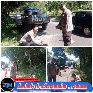 Kapolsek Kabat Bersama Jajaran Lakukan Penambalan Bahu Jalan Terkikis Demi Keselamatan Pengguna Jalan
