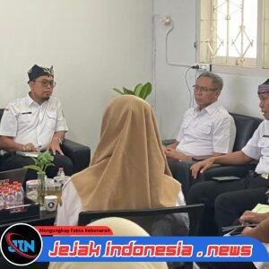 Usai Dilantik Sebagai Sekda, Yayan Koordinasi OPD Perkuat Tata Kelola Pemerintahan   BANYUWANGI – Usai dilantik sebagai Sekretaris Daerah (Sekda) Banyuwangi, Suyanto Waspo Tondo Wicaksono, langsung koordinasi dengan Organisasi Perangkat Daerah (OPD) untuk memperkuat tata kelola pemerintahan, Rabu (3/6/2026).  Salah satunya koordinasi ke Inspektorat serta mengecek berjalannya pelayanan publik ke kelurahan dan kecamatan.  “Inspektorat menjadi kunci strategis dalam memperbaiki sistem kerja birokrasi. Melalui fungsi pengawasan, pembinaan, dan evaluasi, Inspektorat memastikan setiap perangkat daerah menjalankan program sesuai aturan, sekaligus mendorong terciptanya budaya kerja yang berintegritas,” ujar pria yang akrab disapa Yayan saat diskusi bersama Inspektur Banyuwangi Choiril Ustadi.   Yayan menegaskan pentingnya penguatan tata kelola pemerintahan dan kualitas perencanaan pembangunan sebagai fondasi meningkatkan efektivitas pelaksanaan program daerah.   “Sesuai arahan Bupati, bahwa kami diminta untuk terus mengevaluasi hasil pengawasan, memperkuat sistem pengendalian internal, serta menyusun langkah perbaikan untuk tata kelola pemerintahan yang lebih efektif, transparan, dan akuntabel di tahun-tahun mendatang,” kata Yayan.   Ditambahkan Yayan, seluruh perangkat daerah diminta untuk bersikap terbuka terhadap berbagai masukan dan rekomendasi hasil pengawasan agar kelemahan yang masih ditemukan dapat segera diperbaiki.  “Saya mendapatkan tugas dari pimpinan agar pekerjaan yang terlambat dan tidak sesuai dengan yang diharapkan, disebabkan perencanaan yang tidak baik tahun ini harus dibenahi,” tegas Yayan.  Ditambahkan Ustadi, pengendalian internal merupakan instrumen penting untuk memastikan program-program pembangunan berjalan sesuai tujuan. Melalui pengendalian internal yang baik, pemkab dapat meningkatkan efektivitas pengelolaan anggaran sekaligus memperkuat integritas sektor publik.  “Tata kelola yang baik harus diiringi dengan pengendalian yang baik pula. Ini akan menjadi sistem yang membantu pemerintah daerah mengidentifikasi risiko, meningkatkan kualitas pengambilan keputusan, serta menjaga akuntabilitas penyelenggaraan pemerintahan,” kata Ustadi.   Ditambahkan Ustadi, pemkab terus melakukan upaya perbaikan sesuai dengan aturan termasuk rekomendasi yang telah disampaikan KPK dan BPK terkait pengelolaan keuangan daerah.  “Hasil evaluasi ini bukan untuk mencari kesalahan, melainkan menjadi bahan evaluasi bersama agar pemerintah dapat melakukan langkah-langkah perbaikan yang lebih terarah dan berkelanjutan,” kata Ustadi. (*)