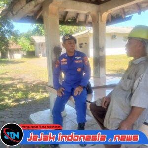Satpolairud Polresta Banyuwangi Intensifkan Patroli Dialogis di Pantai Waru Jajar, Imbau Masyarakat Waspada Cuaca Tidak Menentu