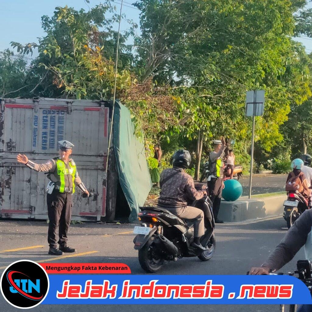 Truk Bermuatan Air Mineral Terguling di Banyuwangi, Diduga Akibat Ban Pecah – Kabel PLN Putus, Arus Lalu Lintas Sempat Terganggu