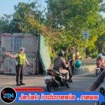 Truk Bermuatan Air Mineral Terguling di Banyuwangi, Diduga Akibat Ban Pecah – Kabel PLN Putus, Arus Lalu Lintas Sempat Terganggu