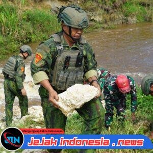 TNI AL Satgas Yonif 2 Marinir dan Kodim 1703/Deiyai Bersinergi Bangun Harapan Warga Melalui Jembatan Garuda