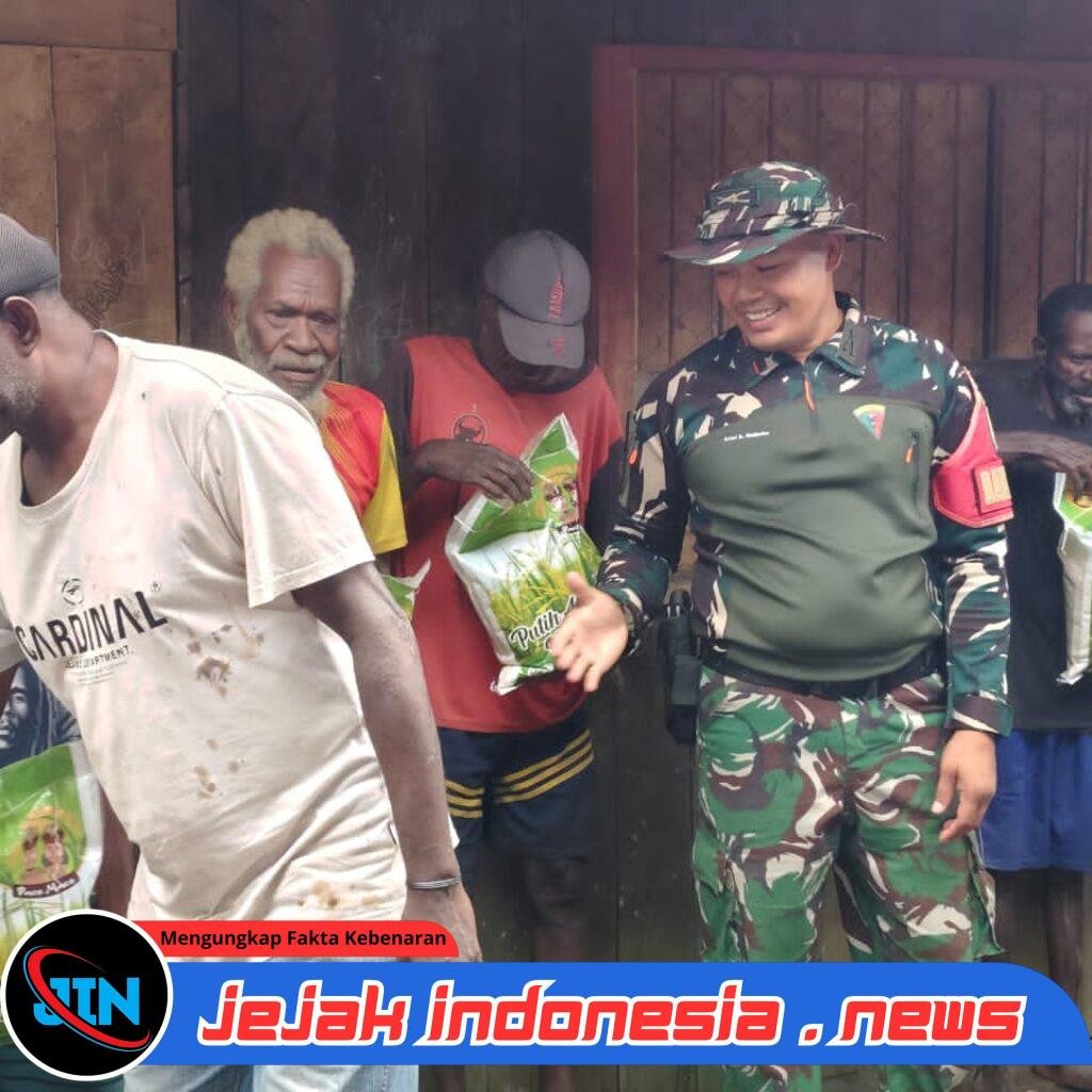 Satgas Yonif 123/Rajawali Bagikan Bantuan Pangan kepada Warga Kampung Binam