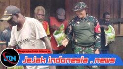Satgas Yonif 123/Rajawali Bagikan Bantuan Pangan kepada Warga Kampung Binam
