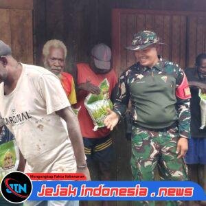 Satgas Yonif 123/Rajawali Bagikan Bantuan Pangan kepada Warga Kampung Binam