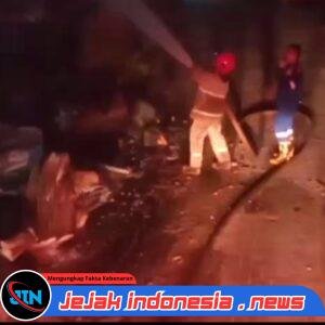 Korsleting Diduga Picu Kebakaran Pohon Beringin di SMK Negeri 1 Glagah, Damkar Banyuwangi Gerak Cepat Padamkan Api