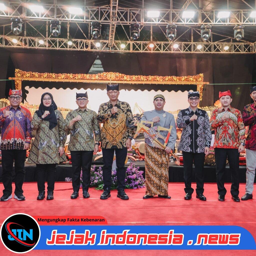 Kapolda Jatim Gaungkan Semangat “Jogo Jawa Timur” Melalui Pagelaran Wayang Kulit Hari Bhayangkara ke-80 di Banyuwangi