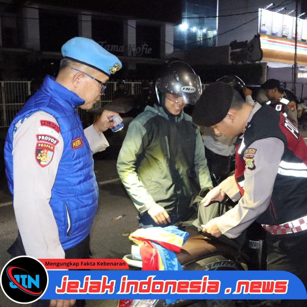 *Pamenwas Polres Metro Jakarta Barat Pimpin Apel Patroli Skala Sedang dan Razia Stasioner Wujudkan Rasa Aman Masyarakat di Tengah Malam*