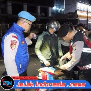 *Pamenwas Polres Metro Jakarta Barat Pimpin Apel Patroli Skala Sedang dan Razia Stasioner Wujudkan Rasa Aman Masyarakat di Tengah Malam*