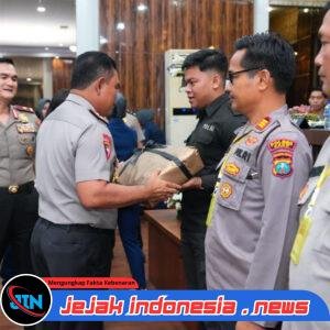 Kapolda Sumut Anugerahkan Penghargaan Admin Media Sosial Terbaik kepada Personel Brimob Polda Sumut