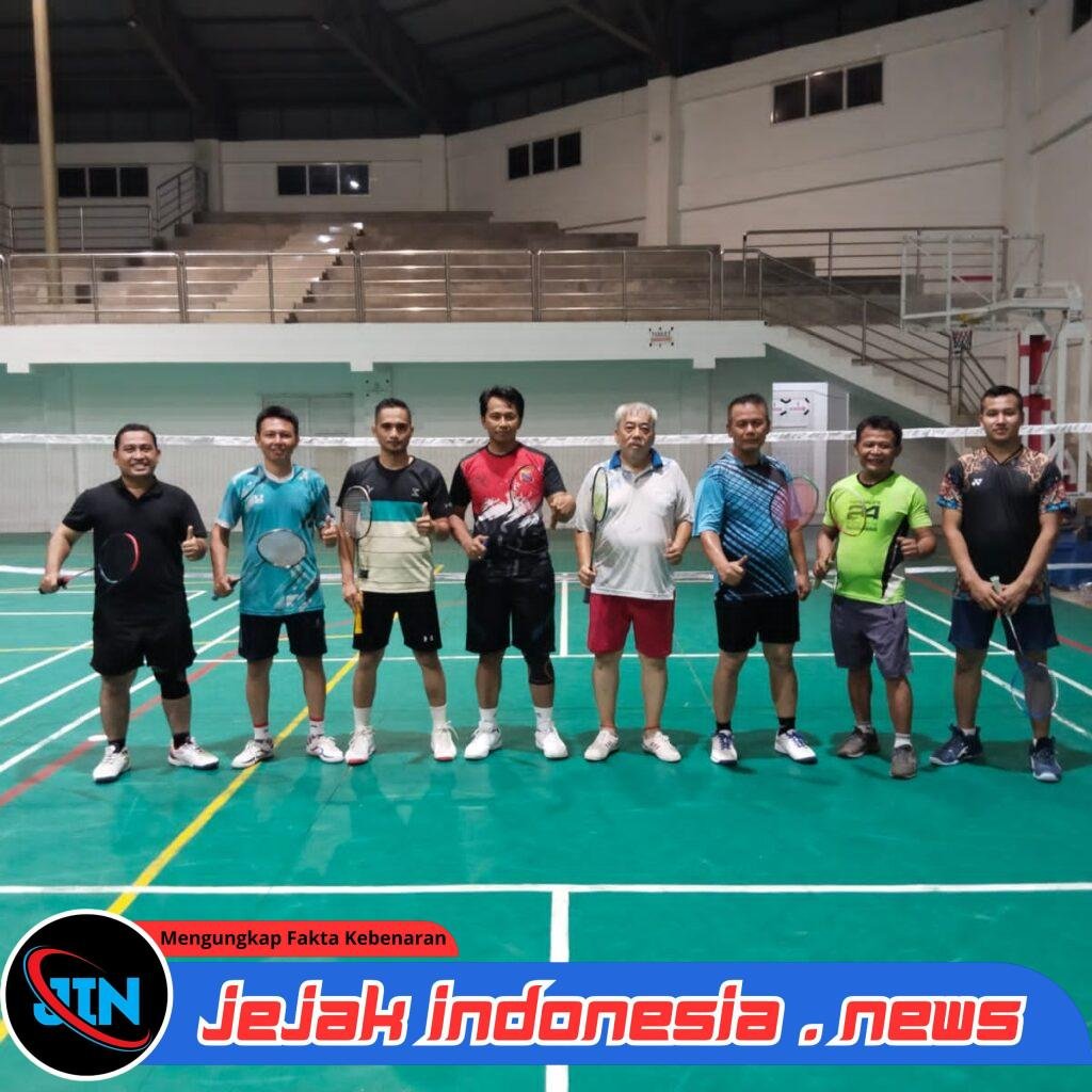 Jaga Kebugaran dan Sinergitas, Kasat Reskrim serta Kabag Log Polres Padang Lawas Gandeng Warga Lewat Badminton
