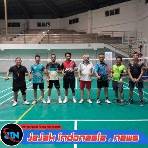 Jaga Kebugaran dan Sinergitas, Kasat Reskrim serta Kabag Log Polres Padang Lawas Gandeng Warga Lewat Badminton
