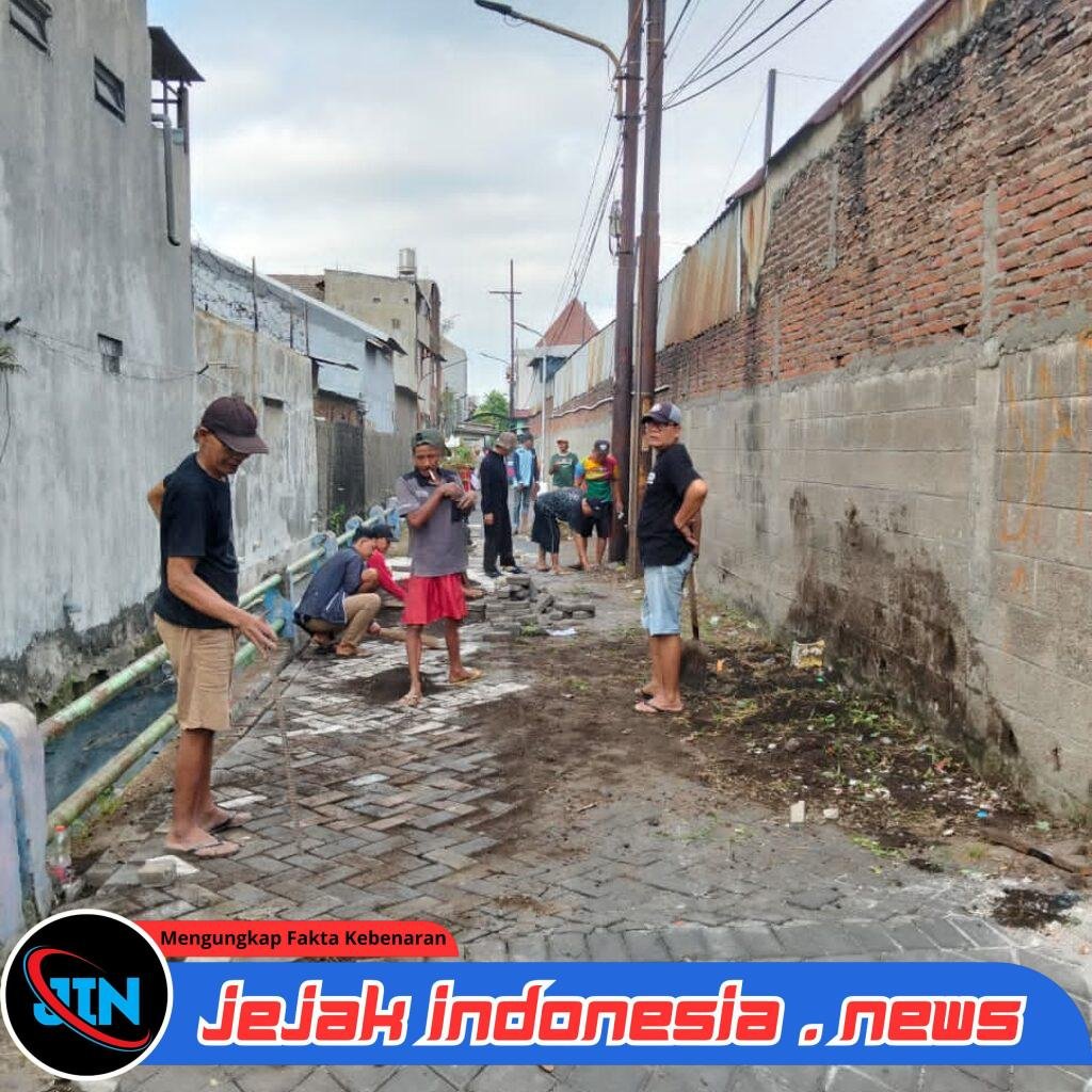 Warga RW 01 Rungkut Tengah Guyub Rukun Kerja Bakti Bersihkan Kampung