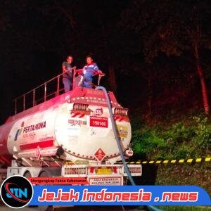 Evakuasi Truk Tangki Nopol N 9704 UA Bermuatan 24 KL di Jalur Gumitir Dipimpin Kepala HSSE Pertamina Tanjungwangi, Masyarakat Diimbau Tidak Merokok