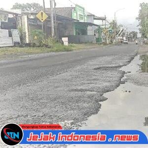 Jalan Berlubang di Genteng Wetan Dikeluhkan Warga, Berpotensi Langgar Kewajiban Penyelenggara Jalan