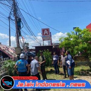 Tertibkan Jaringan Ilegal, Polres Padang Lawas Dampingi ICON Plus Pasang Label Peringatan di Tiang PLN
