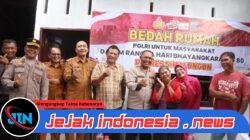 Sambut HUT Bhayangkara ke-80, Kapolres Simalungun Serahkan Kunci Rumah dan Bantuan untuk Opung Sipayung Lewat Program Bedah Rumah