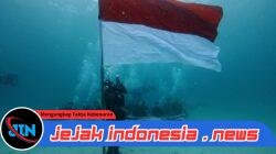 Spesial Hari Bhayangkara ke-80, Polres Raja Ampat Kibarkan Bendera Merah Putih di Dasar Laut Saonek