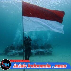 Spesial Hari Bhayangkara ke-80, Polres Raja Ampat Kibarkan Bendera Merah Putih di Dasar Laut Saonek