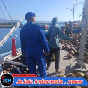 Satpolairud Polresta Banyuwangi Gelar Patroli Dialogis dan Binluh di Pelabuhan Rakyat Boom, Imbau Buruh Tingkatkan Kewaspadaan
