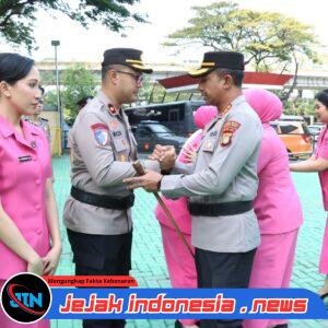*Momentum Hari Bhayangkara, Kapolres Metro Jakarta Barat Pimpin Upacara Kenaikan Pangkat 74 Personel*