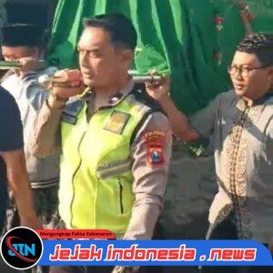 Bhabinkamtibmas Polsek Krian Takziah dan Antar Jenazah Warga