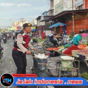 Demi Kelancaran Arus Lalin, Panit 3 Unit Samapta Polsek Sunggal Tertibkan PK 5 Dengan Humanis