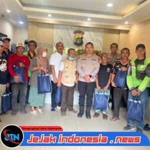 Wujud Kepedulian Polri, Polsek Cengkareng Bagikan Sembako kepada Mitra Kamtibmas