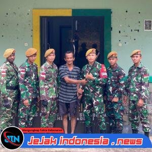 Satgas Pamtas RI-MALAYSIA Yonarmed 19/Bogani Terima Penyerahan Senjata Api Dari Warga Perbatasan di Kabupaten Sambas