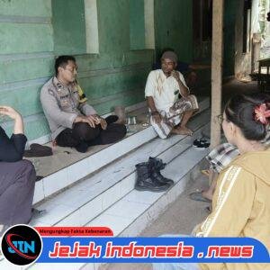 Kapolsek, Bhabinkamtibmas Polsek Mancak Polres Cilegon Melaksanakan Kegiatan Sambang dan Dialogis Kepada Warga untuk ciptakan situasi aman dan kondusif di daerah Hukum Polsek Mancak Polres Cilegon.