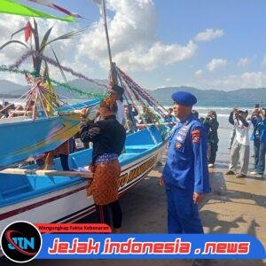 Satpolairud Polresta Banyuwangi Amankan Tradisi Petik Laut di Pantai Rajegwesi, Kegiatan Berlangsung Aman dan Kondusif