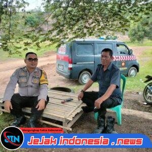 Bhabinkamtibmas Polsek Puloampel Sambangi Pos Security Ingatkan Petugas Jaga Perkuat Keamanan Lingkungan