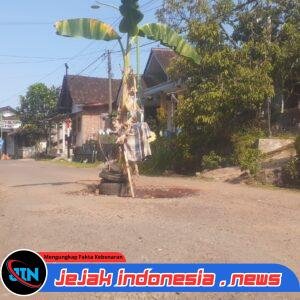 Diduga Kecewa Jalan Rusak Tak Kunjung Diperbaiki, Warga Desa Bayu Tutup Akses Jalan sebagai Bentuk Protes