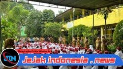 Sentuh Pelajar Tingkat SD Densus 88 AT Berikan Imunitas Ideologi Terhadap Paham IRET.  Medan – Tim Cegah Satgaswil Sumatera Utara Densus 88 AT Polri sentuh Pelajar tingkat SD guna memberikan Vaksin IRET guna membentuk Imunitas Ideologi terhadap Paham IRET,  Senin, 11 Juli 2026 sekira pukul 08.05 wib di lapangan UPT SD Negeri 067690 jl. Karya  Jaya No. 52 Pangkalan Mansyur Kec. Medan Johor Kota Medan.  Tim Cegah Satgaswil Sumut yang mendapatkan undangan dari UPT SDN 067690 untuk mengisi wawasan kebangsaan dan bertepatan dengan Masa Pengenalan Iingkungan Sekolah ( MPLS ) tak menyia-nyiakan kesempatan tersebut dan segera merapat ke lokasi.  Di hadapan Kepala Sekolah SD Negeri 067690 dan para guru serta pelajar menyampaikan betapa pentingnya untuk saling menghargai antara satu dan yang lainnya, seperti perbedaan Suku Agama dan Ras agar tidak terjadi Bullying di lingkungan sekolah, contoh nya sekarang kemajuan teknologi berupa Handphone jika di gunakan secara berlebihan akan mengakibatkan Kecanduan, Malas belajar, dan Indera penglihatan akan rusak serta malas untuk bersosialisasi dengan teman lainnya,  Sambung Tim untuk itu kepada adik – adik pelajar mari kita sepakat untuk menjaga Lisan dan perbuatan kita di sekolah ini, di lingkungan tempat tinggal kita agar tidak menyakiti perasaan orang lain, mari kita bergandengan tangan untuk berbuat yang baik terhadap sesama, ajak Tim.  Kegiatan Sosialisasi wawasan kebangsaan di SD Negeri 067690 berjalan dengan baik aman dan lancar, baik Kepala Sekolah, guru – guru serta murid – murid antusias mengikuti kegiatan tersebut dan sepakat untuk kebaikan di lingkungan sekolah mereka agar terhindar dari paham IRET.