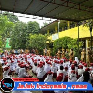 Sentuh Pelajar Tingkat SD Densus 88 AT Berikan Imunitas Ideologi Terhadap Paham IRET.  Medan – Tim Cegah Satgaswil Sumatera Utara Densus 88 AT Polri sentuh Pelajar tingkat SD guna memberikan Vaksin IRET guna membentuk Imunitas Ideologi terhadap Paham IRET,  Senin, 11 Juli 2026 sekira pukul 08.05 wib di lapangan UPT SD Negeri 067690 jl. Karya  Jaya No. 52 Pangkalan Mansyur Kec. Medan Johor Kota Medan.  Tim Cegah Satgaswil Sumut yang mendapatkan undangan dari UPT SDN 067690 untuk mengisi wawasan kebangsaan dan bertepatan dengan Masa Pengenalan Iingkungan Sekolah ( MPLS ) tak menyia-nyiakan kesempatan tersebut dan segera merapat ke lokasi.  Di hadapan Kepala Sekolah SD Negeri 067690 dan para guru serta pelajar menyampaikan betapa pentingnya untuk saling menghargai antara satu dan yang lainnya, seperti perbedaan Suku Agama dan Ras agar tidak terjadi Bullying di lingkungan sekolah, contoh nya sekarang kemajuan teknologi berupa Handphone jika di gunakan secara berlebihan akan mengakibatkan Kecanduan, Malas belajar, dan Indera penglihatan akan rusak serta malas untuk bersosialisasi dengan teman lainnya,  Sambung Tim untuk itu kepada adik – adik pelajar mari kita sepakat untuk menjaga Lisan dan perbuatan kita di sekolah ini, di lingkungan tempat tinggal kita agar tidak menyakiti perasaan orang lain, mari kita bergandengan tangan untuk berbuat yang baik terhadap sesama, ajak Tim.  Kegiatan Sosialisasi wawasan kebangsaan di SD Negeri 067690 berjalan dengan baik aman dan lancar, baik Kepala Sekolah, guru – guru serta murid – murid antusias mengikuti kegiatan tersebut dan sepakat untuk kebaikan di lingkungan sekolah mereka agar terhindar dari paham IRET.