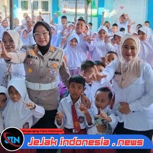 Kepsek SDN 39 Hulondalangi Fitri Datau A. Flores Prakarsai Sosialisasi Tertib Lalu Lintas, Kasat Lantas dan Kejari Kota Gorontalo Hadir Bekali Siswa dalam MPLS