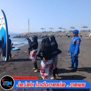 Satpolairud Polresta Banyuwangi Gelar Patroli Dialogis di Wisata Pantai Marina Boom, Imbau Pengunjung Utamakan Keselamatan