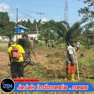 Semarakkan HUT RI di Perbatasan, Satgas Swasembada Yonif 643/Wns Koops TNI Habema dan Masyarakat Gelar Karya Bakti