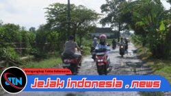 Jalan Rusak di Perempatan Batas Desa Padang–Singolatren Dikeluhkan Warga, Aktivitas UMKM dan Keselamatan Pengguna Jalan Terdampak