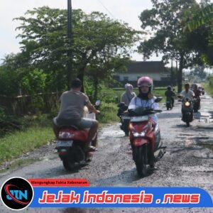 Jalan Rusak di Perempatan Batas Desa Padang–Singolatren Dikeluhkan Warga, Aktivitas UMKM dan Keselamatan Pengguna Jalan Terdampak