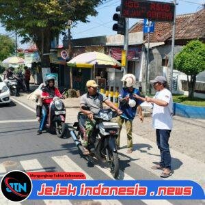 Ormas Laskar Sakera DPC Banyuwangi Tebar Jumat Berkah di Depan RSU Genteng, “Rezeki Kita Juga Milik Mereka”