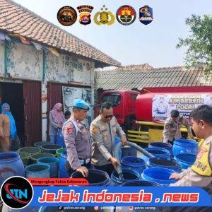*Polres Serang Salurkan 6.000 Liter Air Bersih untuk Warga Desa Domas Terdampak Kekeringan*