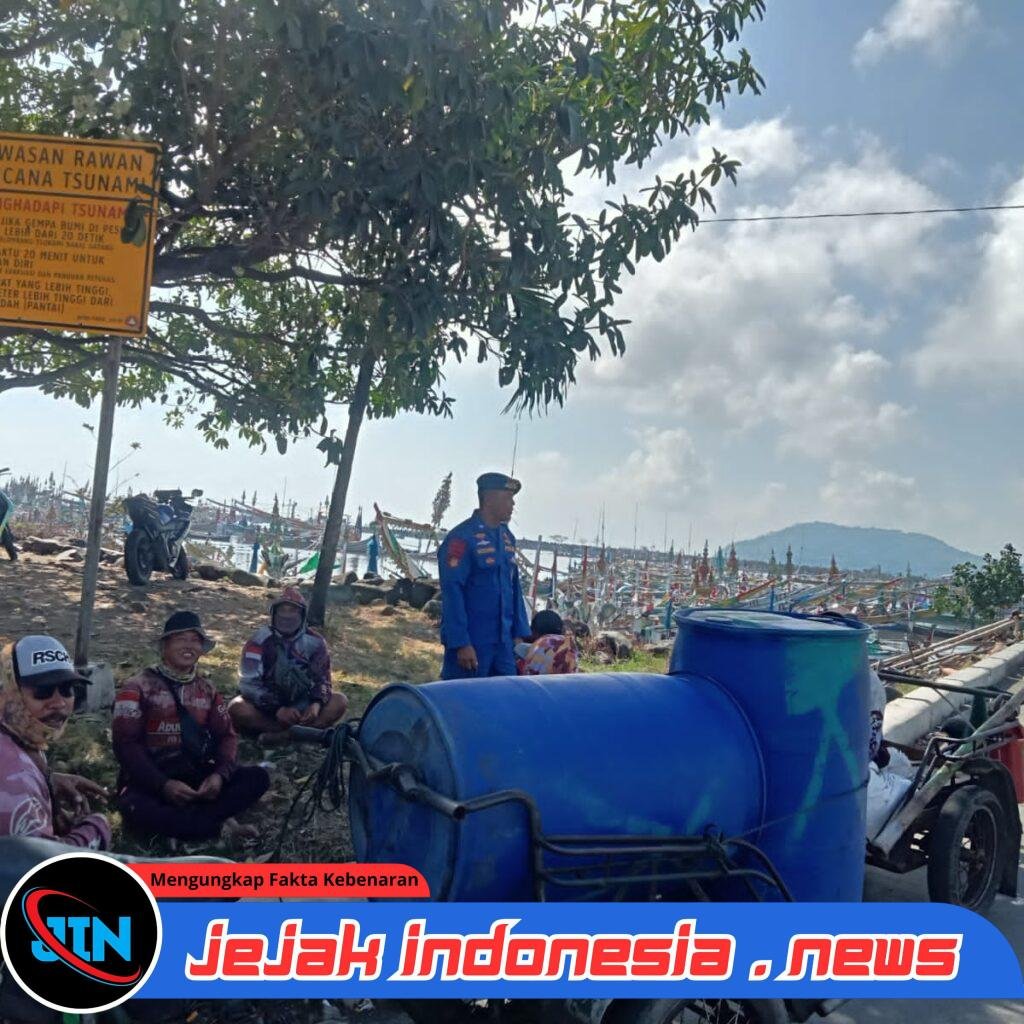 Satpolairud Polresta Banyuwangi Intensifkan Patroli Dialogis dan Himbauan Keselamatan bagi Nelayan di Pelabuhan Muncar