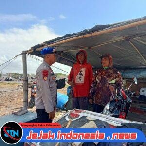Satpolairud Polresta Banyuwangi Gelar Patroli Dialogis di Pesisir Kalimati Muncar, Nelayan Diimbau Utamakan Keselamatan