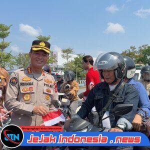 Sambut HUT ke-81 RI, Polda Kalteng Bagikan Bendera Merah Putih ke Pengendara