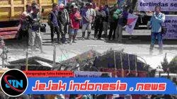 Ratusan Sopir Dump Truck Gelar Aksi di Depan Polresta Banyuwangi, Tuntut Tambang Pasir Dibuka Kembali