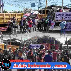 Ratusan Sopir Dump Truck Gelar Aksi di Depan Polresta Banyuwangi, Tuntut Tambang Pasir Dibuka Kembali