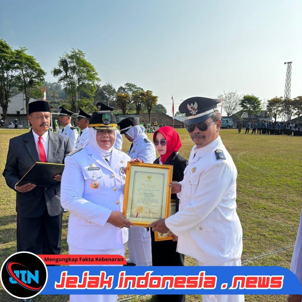 HUT RI ke-81 di Plaosan Penuh Makna, Usai Upacara Camat Beri Penghargaan Desa dan Kelurahan Taat PBB