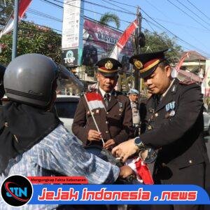Kobarkan Nasionalisme HUT RI ke-81, Sat Resnarkoba Situbondo Bagikan Bendera Merah Putih Kepada Pengendara